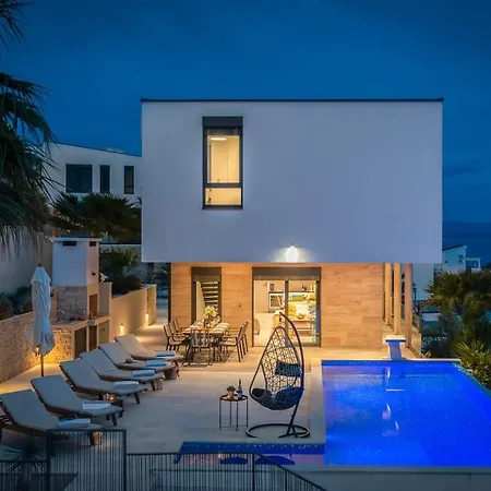 Luxury Black Pearl With Pool Βίλα Τρογκίρ