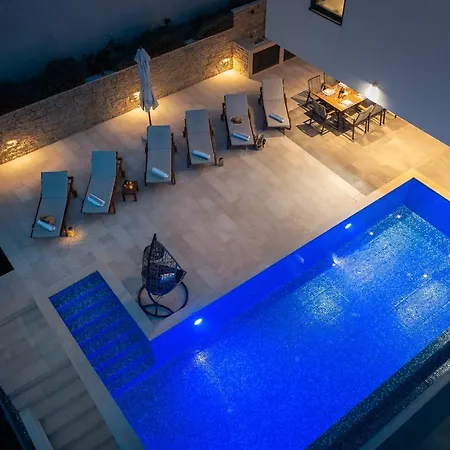 Luxury Black Pearl With Pool Τρογκίρ