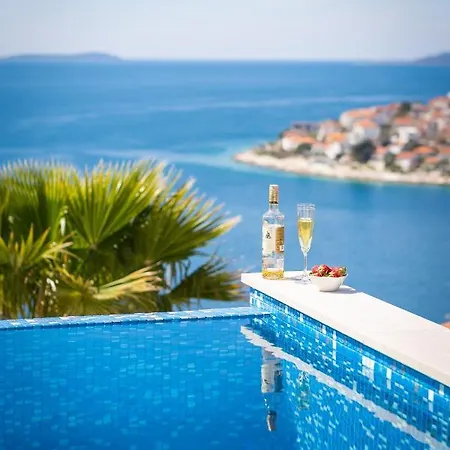 Luxury Black Pearl With Pool Βίλα Τρογκίρ